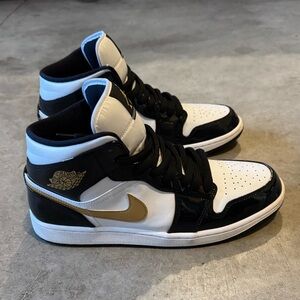 Men’s Air Jordan 1 Mid Patent SE Black Gold sneakers